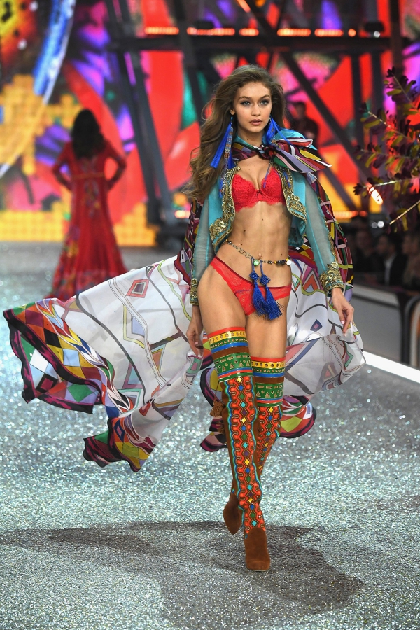 Last Minute Couture, Luana Codreanu, Victoria's Secret, 2016, Paris, Luxury, Lingerie, silk, Kylie Jenner, Gigi Hadid, Bella Hadid, new collection, fashion show, models, runway, beauty